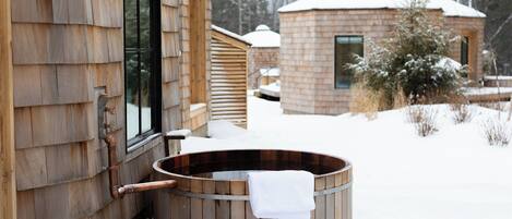 Deep soaking bathtub