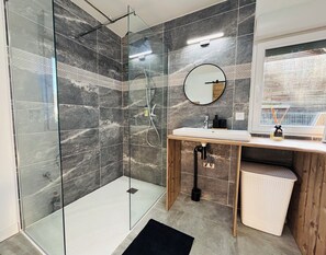Dusche, Haartrockner, Handtücher, Seife
