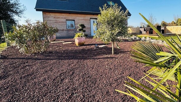 A modern house with a dark roof, wooden exterior, and a gravel driveway. - Beautiful wooden house with 3-star rating (Beuzeville)