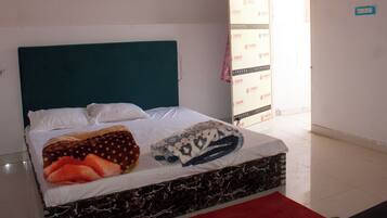 Deluxe-Einzelzimmer, 3Â Einzelbetten, Bergblick | Schreibtisch, schallisolierte Zimmer, BĂŒgeleisen/BĂŒgelbrett