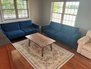 Smart TV - Spacious countryside getaway with a pool! Fun for the whole family or friends! (Louisville)