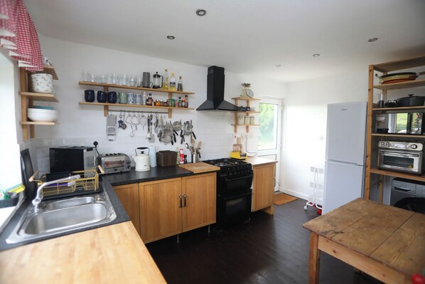 Fridge, microwave, oven, dishwasher - Teach Bráid, Glencolmcille, Co. Donegal (Donegal)