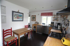 Fridge, microwave, oven, dishwasher - Teach Bráid, Glencolmcille, Co. Donegal (Donegal)