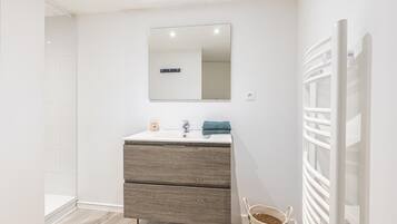 Shower, hair dryer, towels