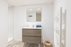 Shower, hair dryer, towels