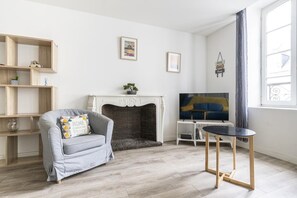 TV connectée, livres, espaces bureaux