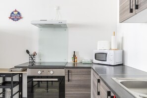 Kühlschrank, Mikrowelle, Ofen, Herdplatte