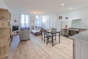 Smart-TV, Bücher, Arbeitsbereiche