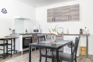 Jääkaappi, mikroaaltouuni, uuni, liesi