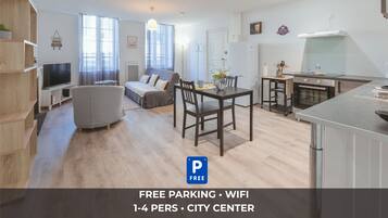 TV connectée, livres, espaces bureaux