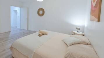 1 chambre, bureau, fer et planche Ă repasser, lit parapluie