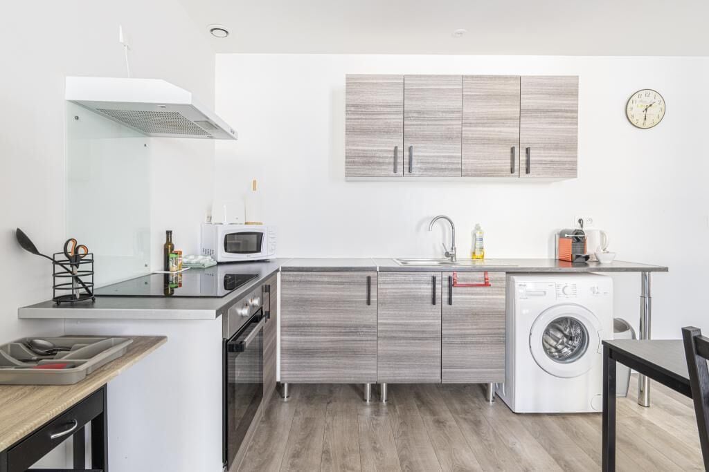 Jääkaappi, mikroaaltouuni, uuni, liesi