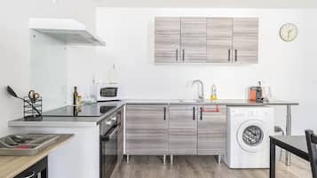 Jääkaappi, mikroaaltouuni, uuni, liesi