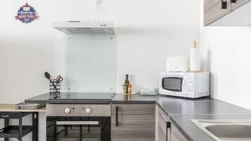 Een koelkast, een microgolfoven, een oven, een kookplaat