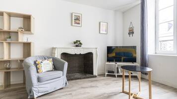 Smart-tv, boeken en een kantoor