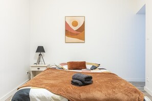 1 chambre, bureau, fer et planche à repasser, lit de bébé portatif
