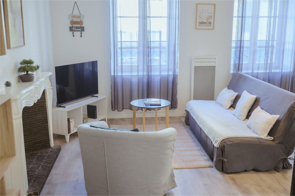 TV connectée, livres, espaces bureaux