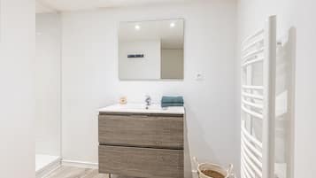 Suihku, hiustenkuivaaja, pyyhkeet