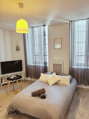 1 chambre, bureau, fer et planche à repasser, lit de bébé portatif