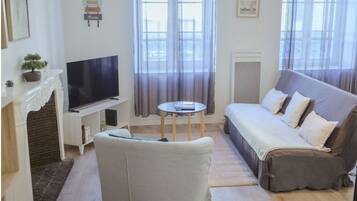 Een smart-tv, boeken en een kantoor