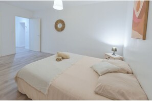 1 habitación, escritorio, tabla de planchar con plancha y cuna de viaje 