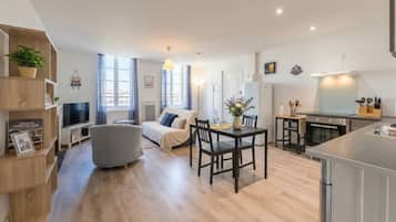 TV connectée, livres, espaces bureaux