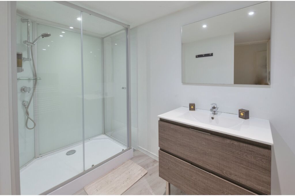 Een douche, een haardroger, handdoeken