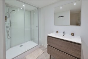 Dusche, Haartrockner, Handtücher