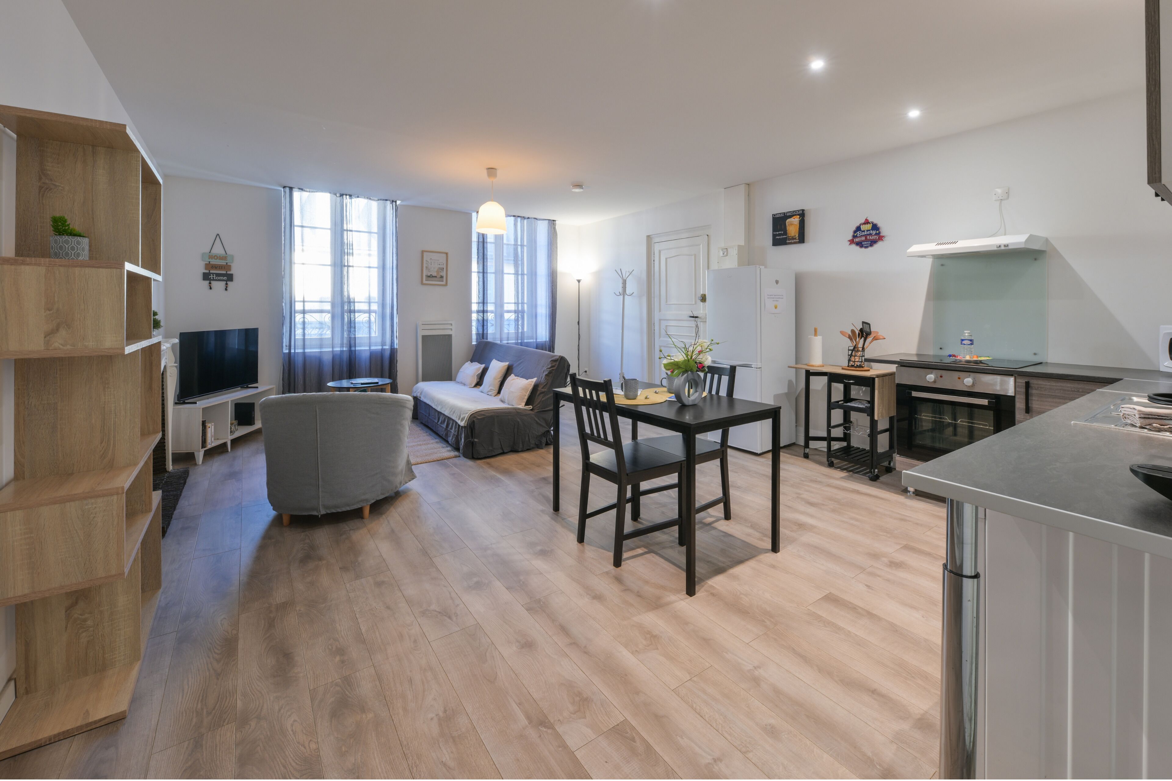 Älytelevisio, kirjoja, työhuone