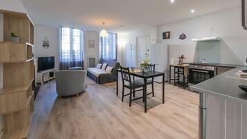 Älytelevisio, kirjoja, työhuone