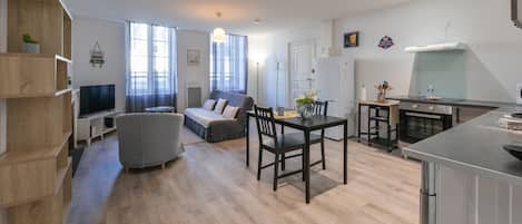 Smart-TV, Bücher, Arbeitsbereiche