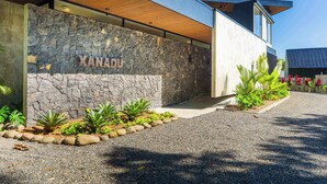 Ein modernes Gebäude mit einer Stein-Fassade, auf der der Name 'XANADU' gut sichtbar angebracht ist.