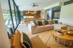 Téléviseur connecté, livres, bureau