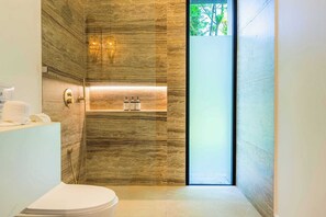 Een douche, een haardroger, handdoeken, shampoo