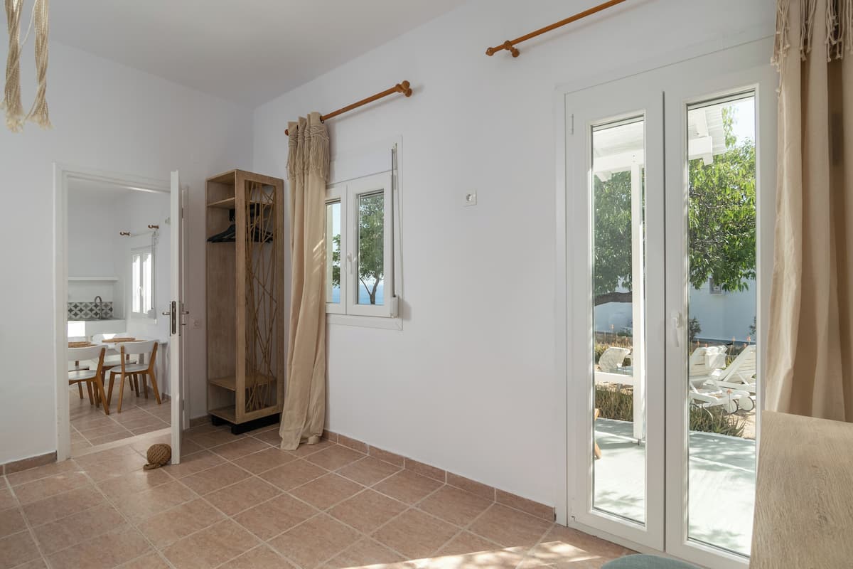 Deluxe Apartment, Partial Ocean View | WiFi (free), bed sheets