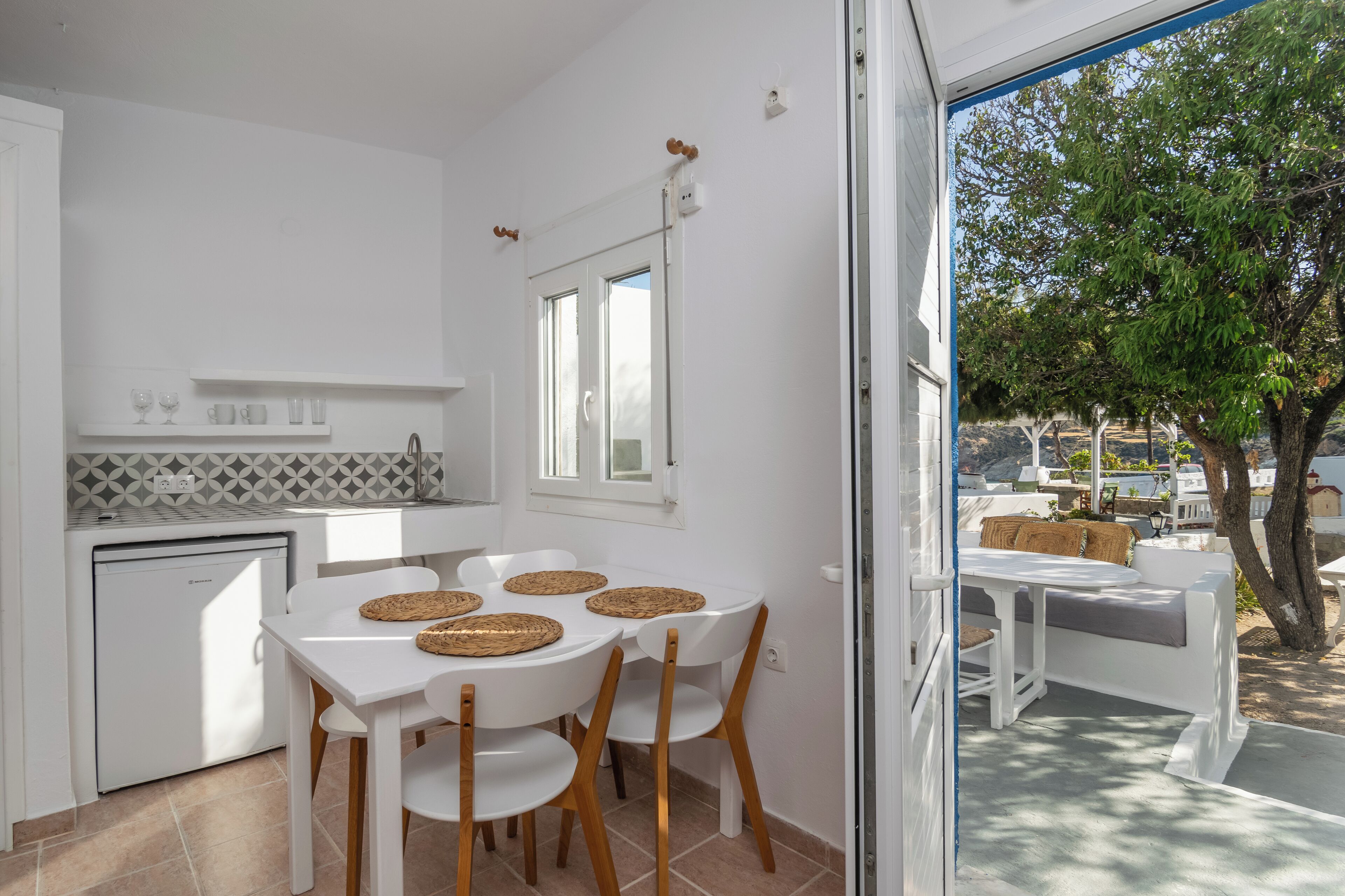 Deluxe Apartment, Partial Ocean View | Living area