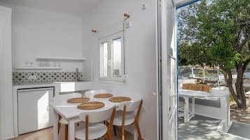 Deluxe Apartment, Partial Ocean View | Living area