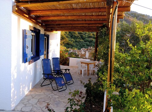 Charming 1-bedroom cottage in the mountain-side village of Schinokapsala