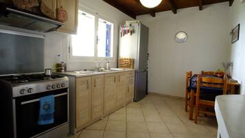 Ofen, Herdplatte, Wasserkocher, Kochgeschirr/Geschirr/Besteck