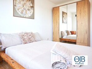 3 makuuhuonetta, silitysrauta/-lauta, vauvan matkasänky, Wi-Fi