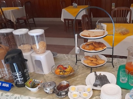 Desayuno bufé gratuito y diario. JR HOTEL