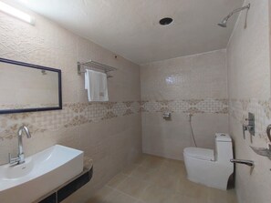 Serviettes fournies, savon, shampoing, papier toilette