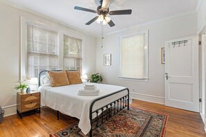 3 bedrooms, desk, iron/ironing board, free WiFi