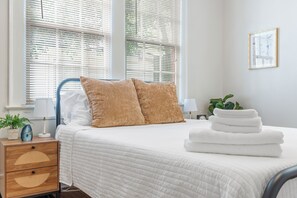 3 bedrooms, desk, iron/ironing board, free WiFi - Charming Cottage mins to DT, landmarks, & more! (Montgomery)