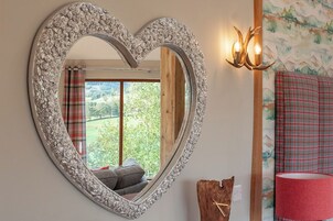 Decoración personalizada, muebles diferentes y ropa de cama 