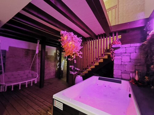 Paradise and Love Room! Magnificent apartment with private spa room.