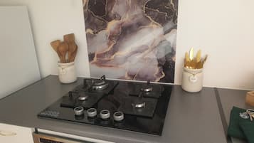 Apartamento | Cozinha privada | Geladeira, micro-ondas, fogão, cooktop