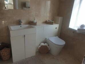 Apartment | Badezimmer | Dusche, Handtücher, Toilettenpapier