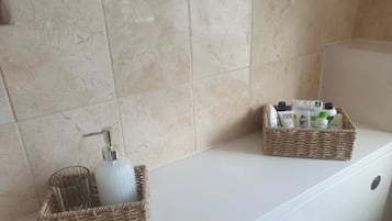 Apartamento | Banheiro | Chuveiro, toalhas de banho, papel higiênico