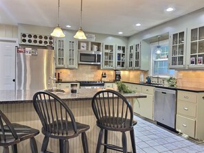 Fridge, microwave, oven, stovetop - Peak2Creek- HotTub, FirePlace, Central. (Killington)